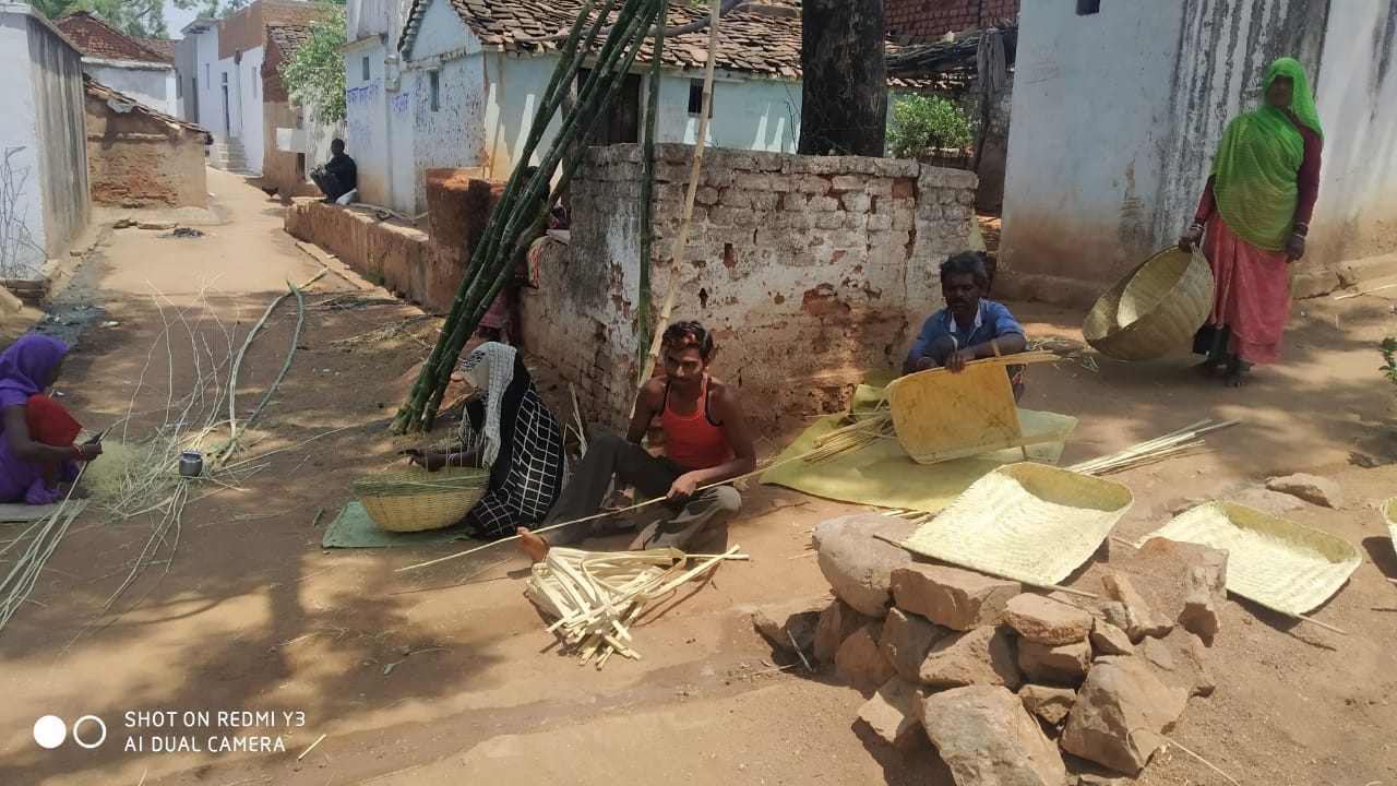 बांस के सामान का निर्माण करते हुनरमंद बांस के सामान का निर्माण करते हुनरमंद