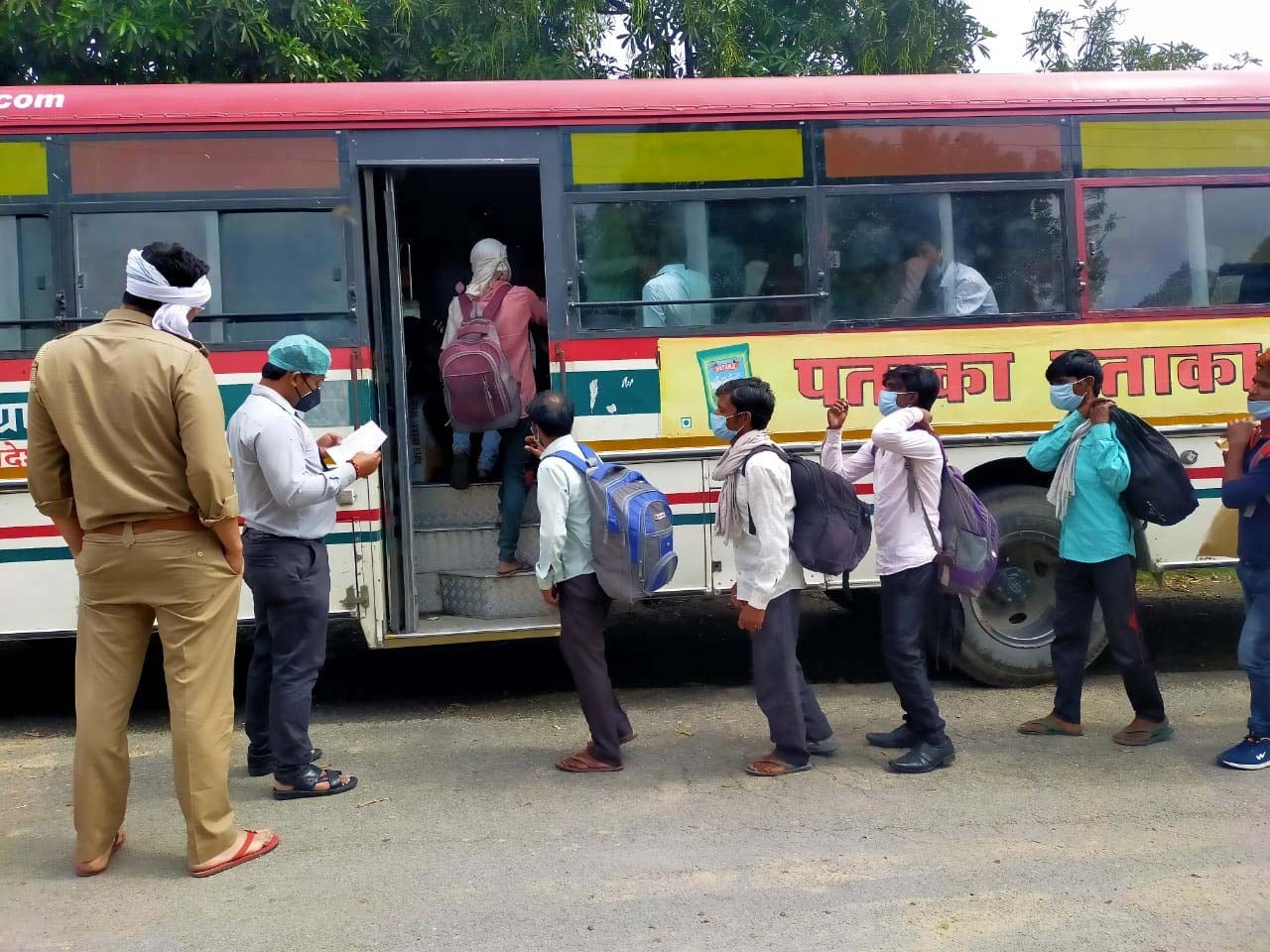 कैराना में रायबरेली जाने के लिए बस में सवार होते श्रमिक। कैराना में रायबरेली जाने के लिए बस में सवार होते श्रमिक।