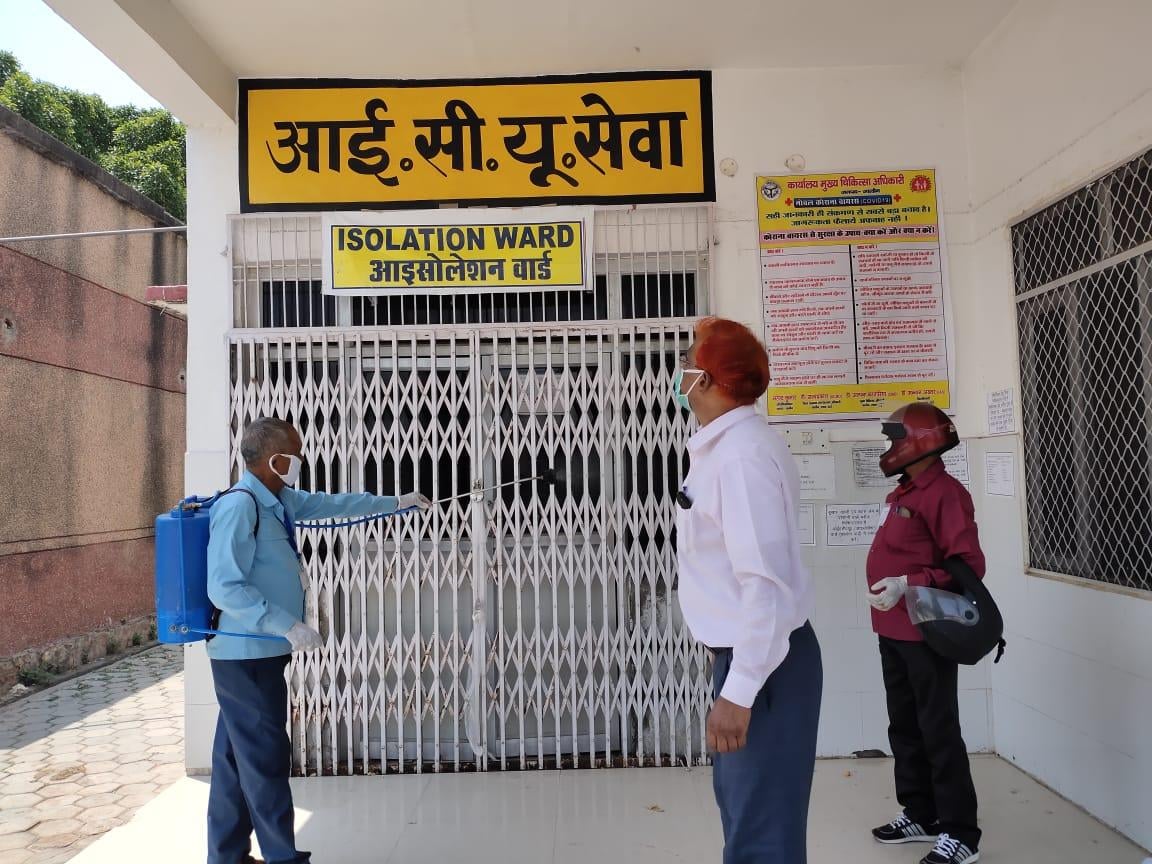 जिला अस्पताल आईसीयू से वार्ड में सैनिटाइजर करते कर्मचारी जिला अस्पताल आईसीयू से वार्ड में सैनिटाइजर करते कर्मचारी