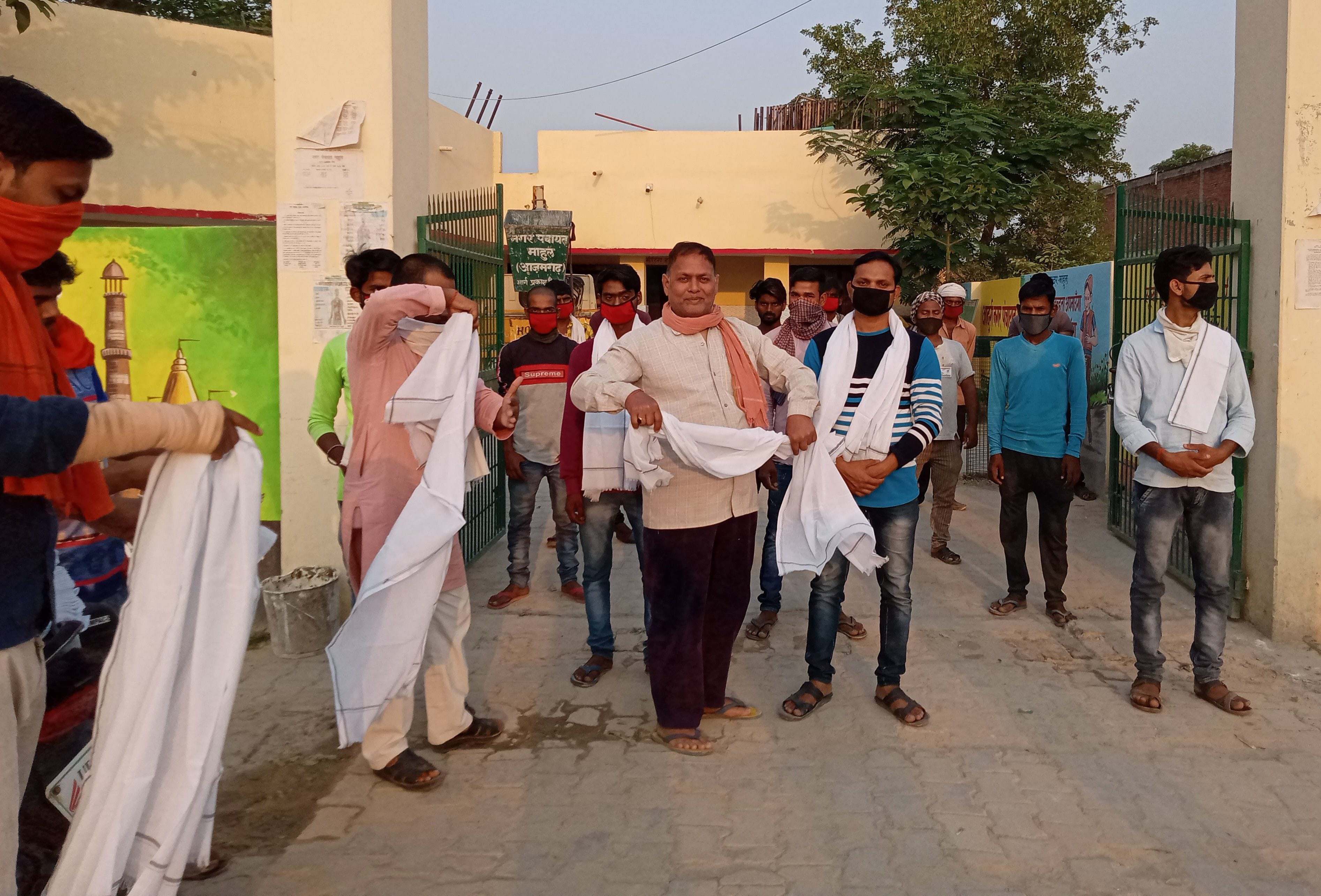 नगर पंचायत माहुल में सफ़ाई कर्मचारियों का अभिनंदन करते भाजपा कार्यकर्ता। नगर पंचायत माहुल में सफ़ाई कर्मचारियों का अभिनंदन करते भाजपा कार्यकर्ता।