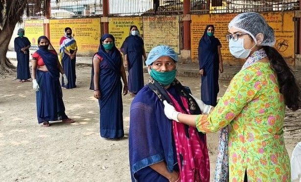 जिला महिला चिकित्सालय कोरोना वारियर्स सफाईकर्मियों को सम्मानत करते सामाजिक कार्यकर्ता। जिला महिला चिकित्सालय कोरोना वारियर्स सफाईकर्मियों को सम्मानत करते सामाजिक कार्यकर्ता।
