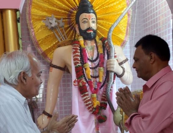धामपुर में भगवान परशुराम जयंती पर राष्ट्र की खुशहाली के लिए कामना करते श्रद्धालु। धामपुर में भगवान परशुराम जयंती पर राष्ट्र की खुशहाली के लिए कामना करते श्रद्धालु।