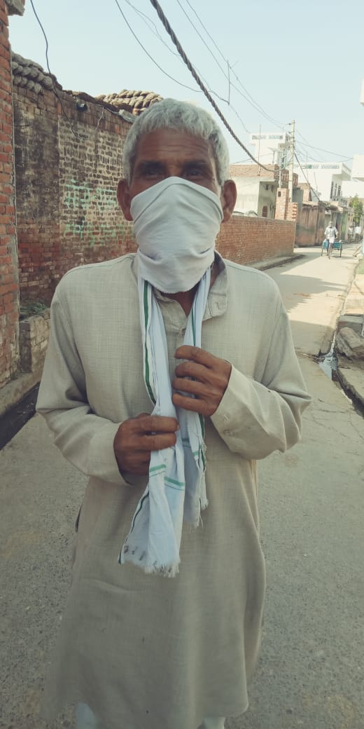 थानाभवन में जानकारी देता किसान धर्मपाल। थानाभवन में जानकारी देता किसान धर्मपाल।
