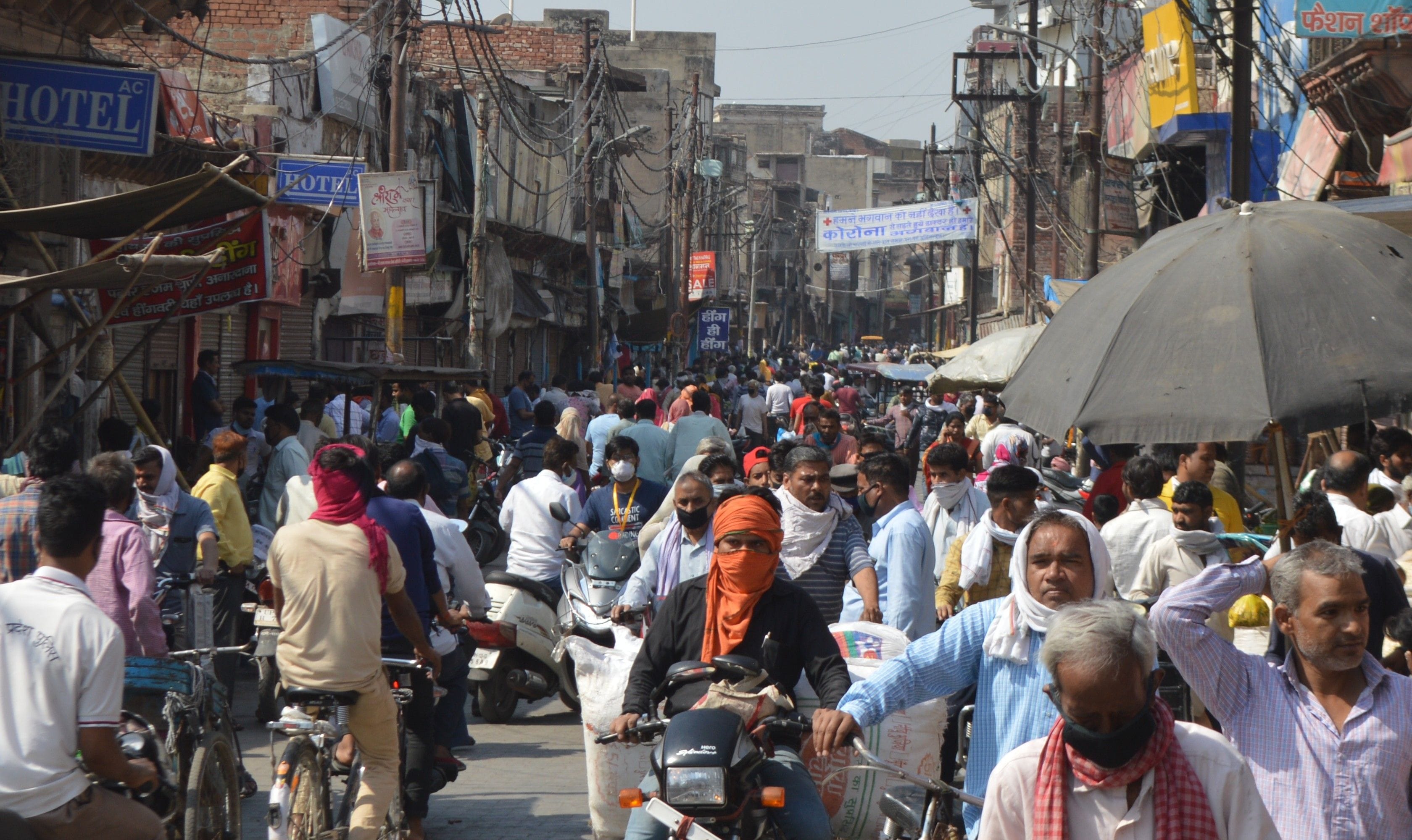 फोटो: लॉकडाउन में छूट के दौरान हाथरस के बाजारों में उमड़ी भीड़। फोटो: लॉकडाउन में छूट के दौरान हाथरस के बाजारों में उमड़ी भीड़।