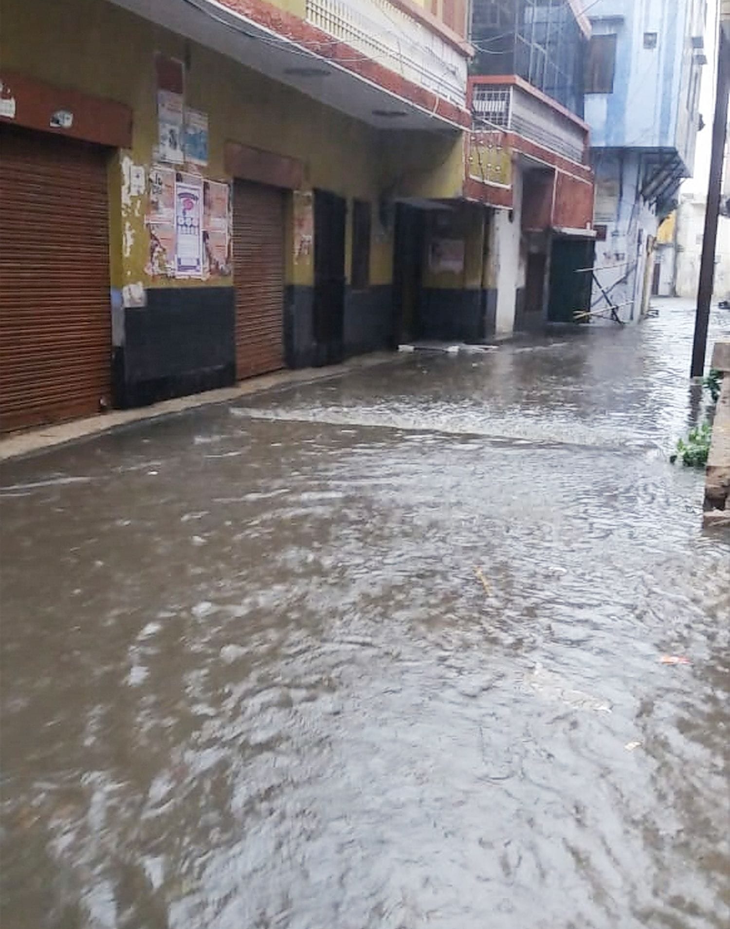 मवाना में तेज बारिश से हुआ रस्तों पर जलभराव। मवाना में तेज बारिश से हुआ रस्तों पर जलभराव।