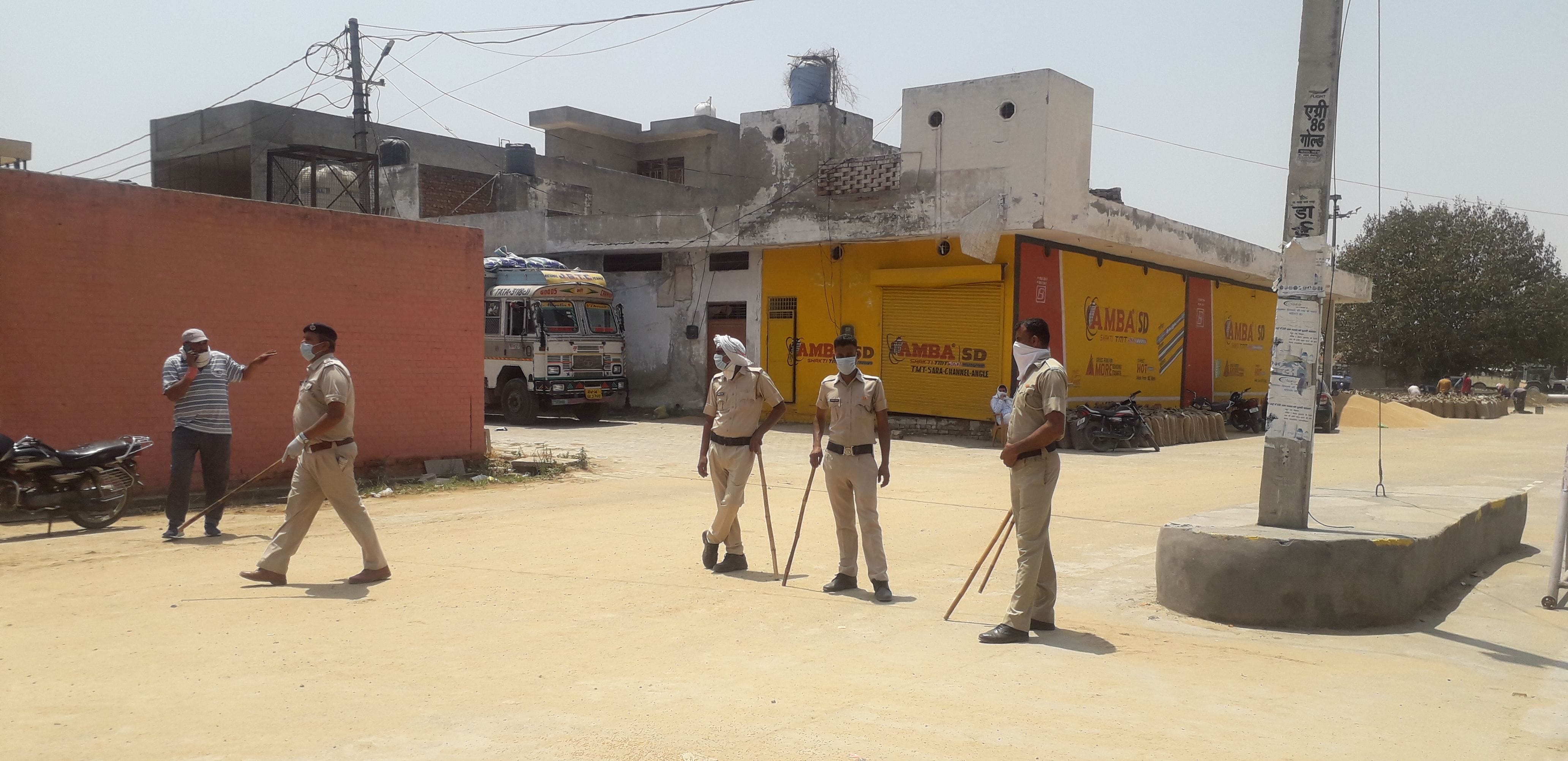 बिना बुलाए आने वाले किसानों को रोकने के लिए गेट पर तैनात पुलिस। बिना बुलाए आने वाले किसानों को रोकने के लिए गेट पर तैनात पुलिस।