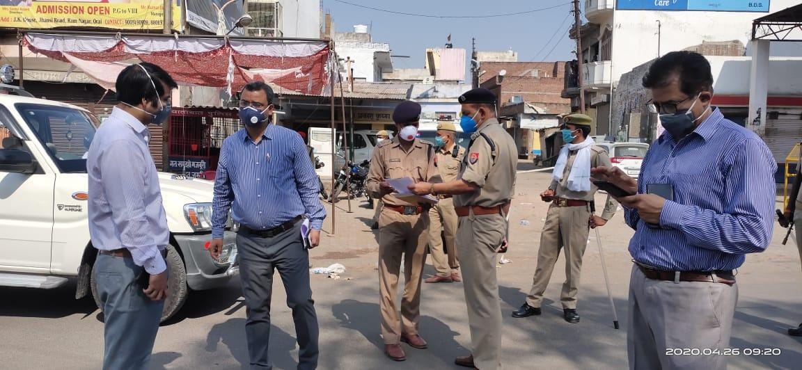 शहीद भगत सिंह चौराहे पर बैरिकेडिंग के लिए अधीनस्थों को निर्देश देते डीएम शहीद भगत सिंह चौराहे पर बैरिकेडिंग के लिए अधीनस्थों को निर्देश देते डीएम