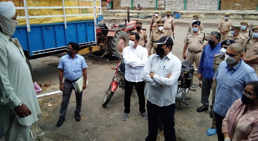 नजीबाबाद में गेहूं क्रय केंद्र पर किसान जसपाल सिंह से जानकारी करते नोडल अधिकारी अजय चौहान। नजीबाबाद में गेहूं क्रय केंद्र पर किसान जसपाल सिंह से जानकारी करते नोडल अधिकारी अजय चौहान।