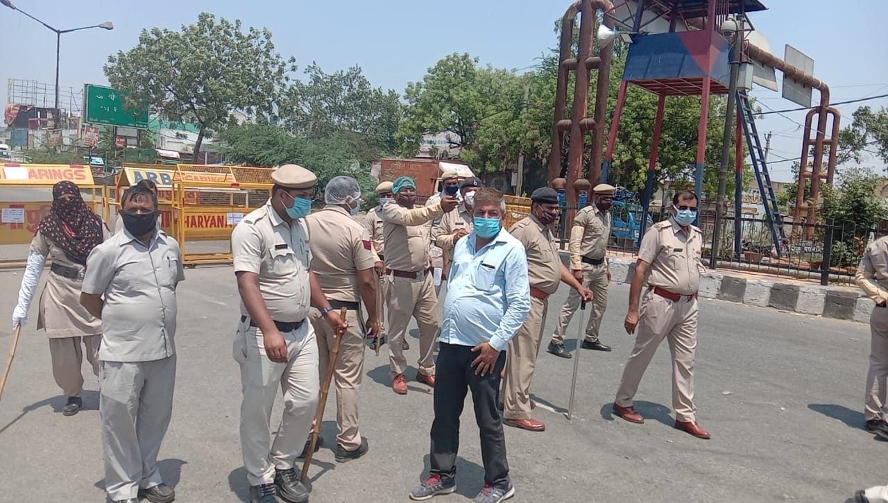 कुंडली बार्डर को पूरी तरह सील कर जांच करती पुलिस। कुंडली बार्डर को पूरी तरह सील कर जांच करती पुलिस।