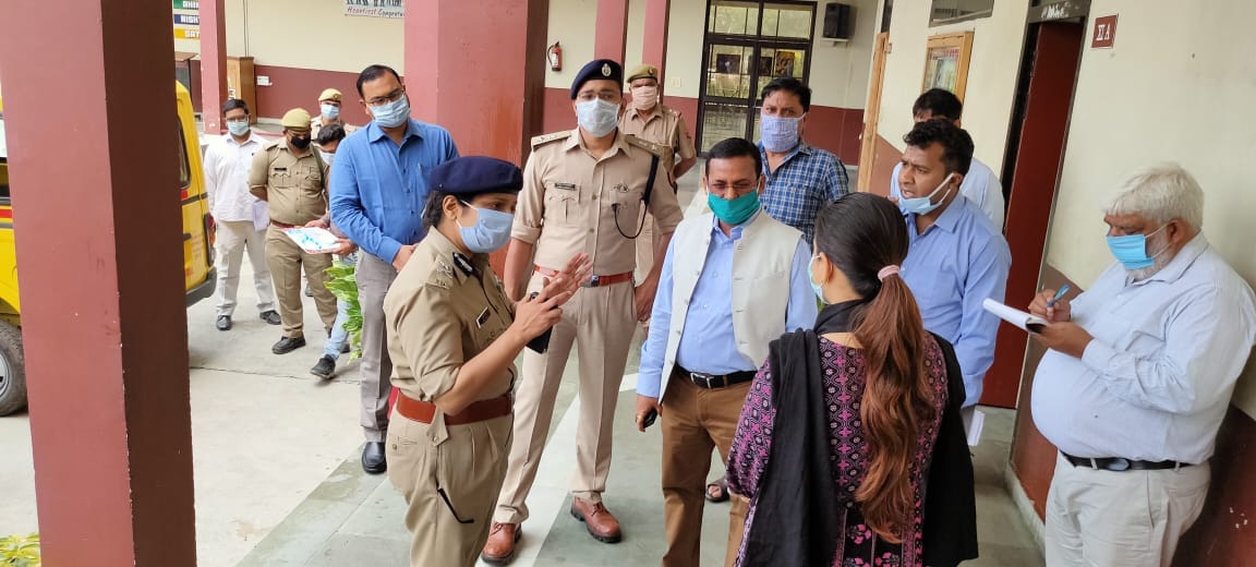 ामली रायल पब्लिक स्कूली में बनाये शैल्टरहोम की व्यवस्थाओ के बारे में जानकारी लेते मंडलाआयुक्त ? ामली रायल पब्लिक स्कूली में बनाये शैल्टरहोम की व्यवस्थाओ के बारे में जानकारी लेते मंडलाआयुक्त ?