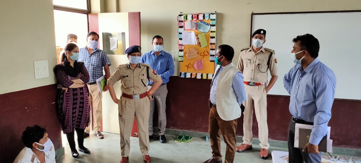 शामली रायल पब्लिक स्कूली में बनाये शैल्टरहोम की व्यवस्थाओ के बारे में जानकारी लेते मंडलाआयुक्त शामली रायल पब्लिक स्कूली में बनाये शैल्टरहोम की व्यवस्थाओ के बारे में जानकारी लेते मंडलाआयुक्त