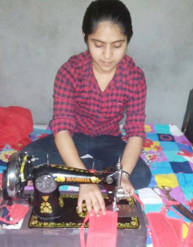 शामली में मास्क तैयार करती युवती पारूल सैनी शामली में मास्क तैयार करती युवती पारूल सैनी