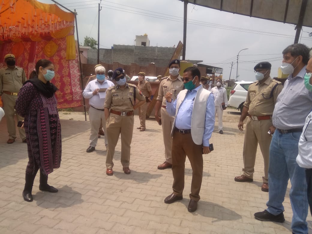 झिंझाना में कोविड हास्पिटल का निरीक्षण करते मंडलाआयुक्त संजय कुमार व आईजी लक्ष्मी सिंह व डीएम ए? झिंझाना में कोविड हास्पिटल का निरीक्षण करते मंडलाआयुक्त संजय कुमार व आईजी लक्ष्मी सिंह व डीएम ए?
