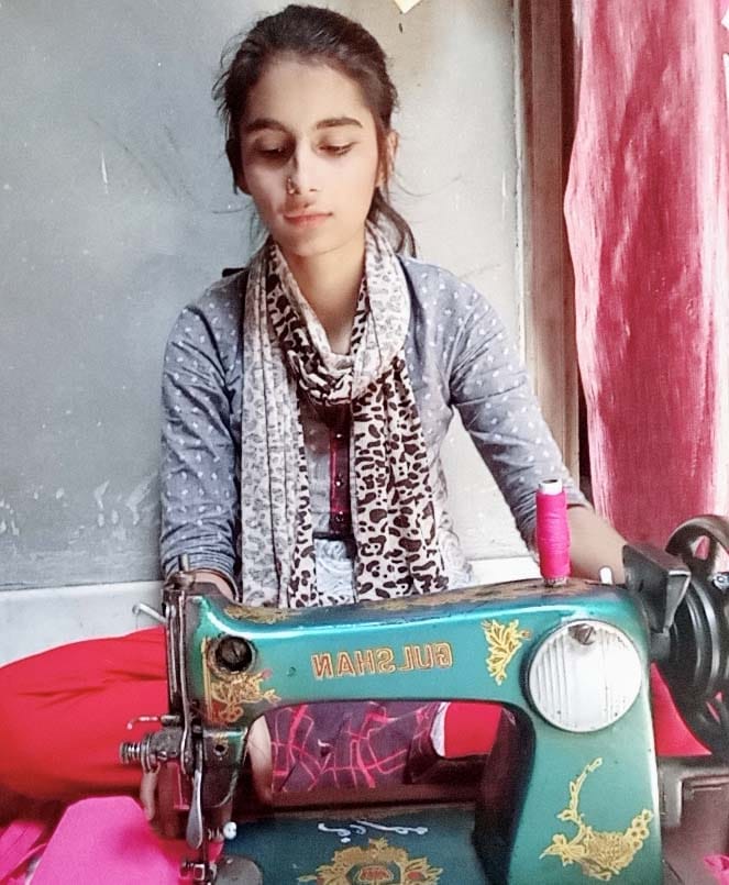 शामली में मास्क तैयार करती युवती जायमा शामली में मास्क तैयार करती युवती जायमा