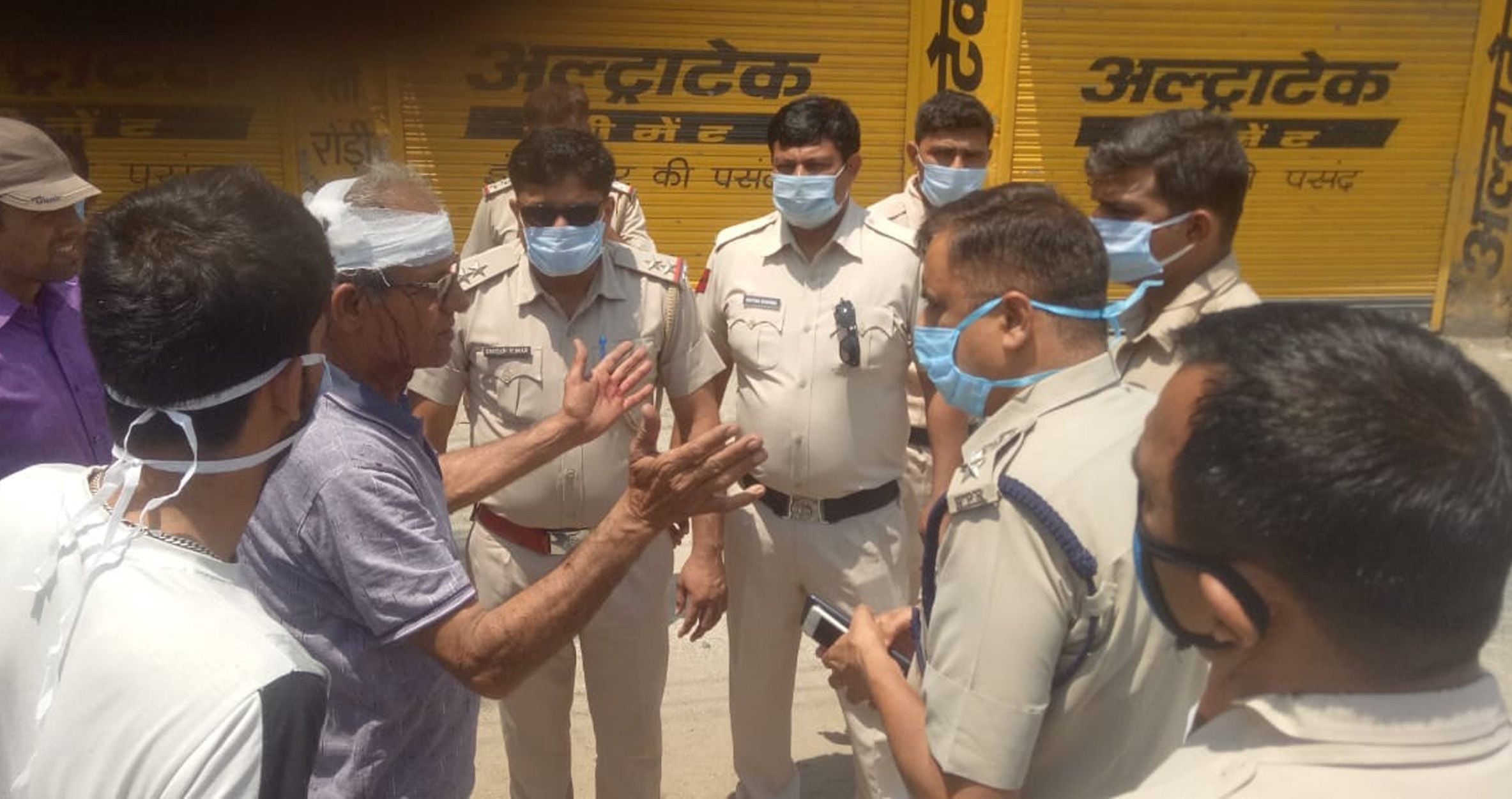 गोहाना रोड स्थित दलाल भवन के पास गोली चलने के बाद घटना स्थल पर पूछताछ करते पुलिस अधिकारी । संवाद न गोहाना रोड स्थित दलाल भवन के पास गोली चलने के बाद घटना स्थल पर पूछताछ करते पुलिस अधिकारी । संवाद न