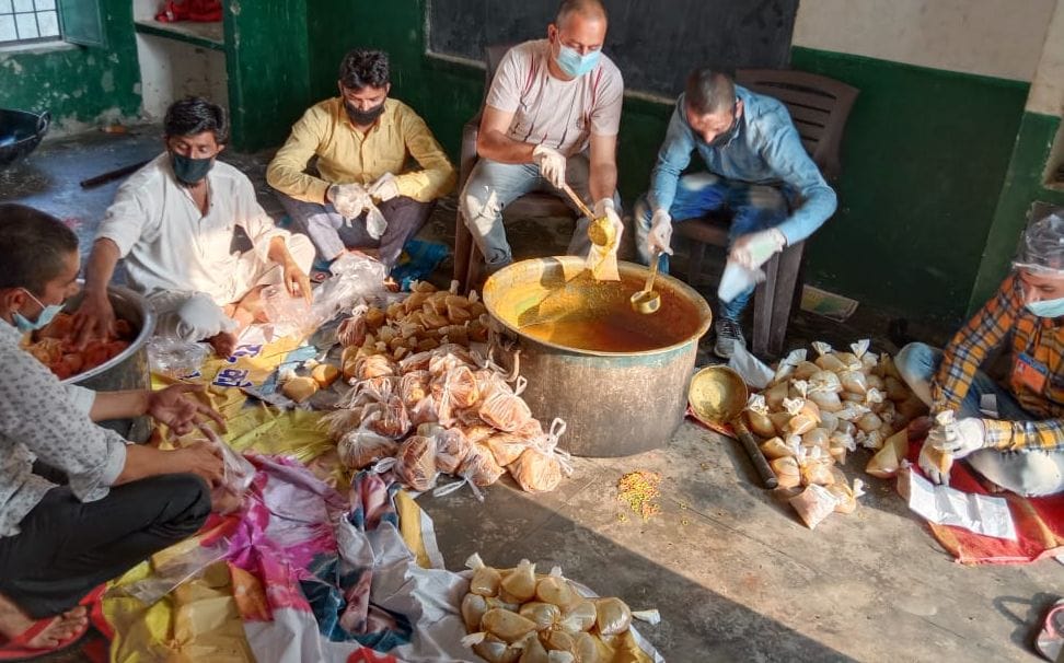 कस्बा हर्रा में सामुदायकि रसोई में खाना पैक करते कर्मचारी। कस्बा हर्रा में सामुदायकि रसोई में खाना पैक करते कर्मचारी।