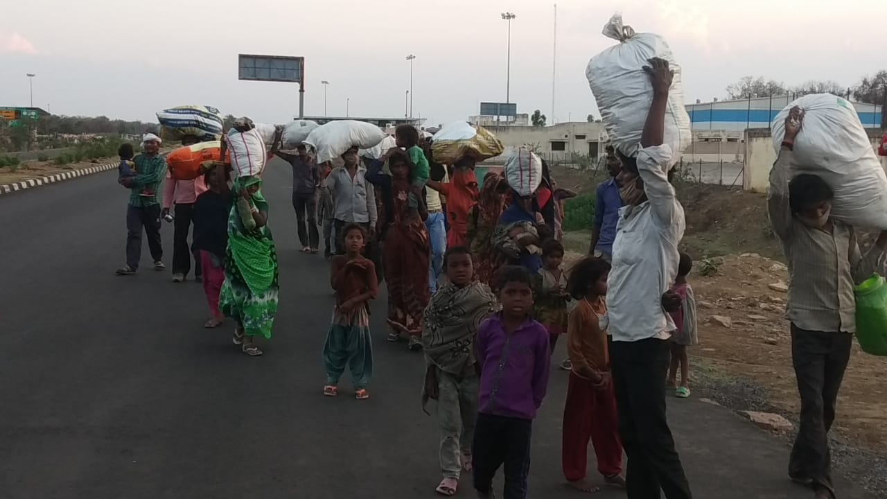 बाहर से पैदल चलकर आए मजदूर