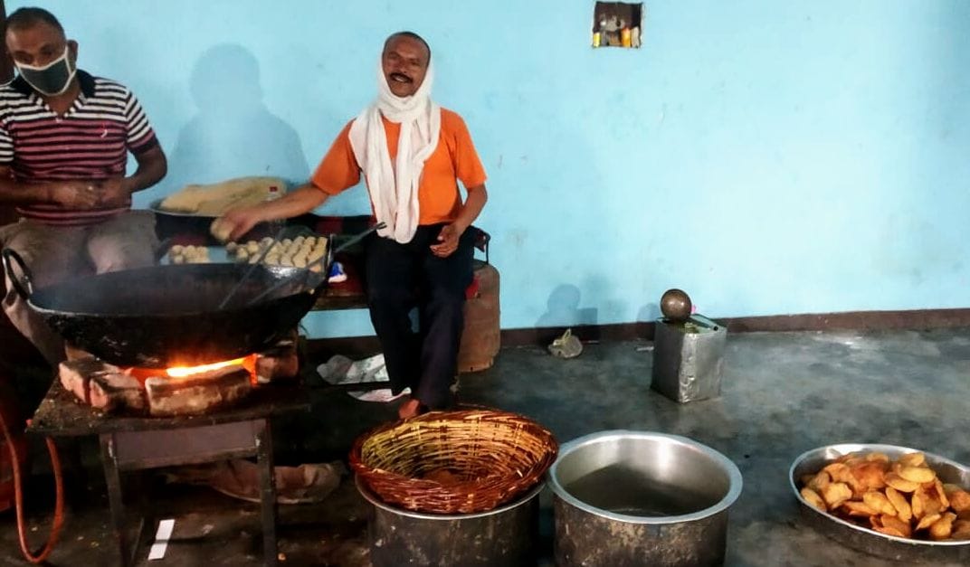 दौराला सामुदायिक रसोई में भोजन तैयार करते कर्मचारी। दौराला सामुदायिक रसोई में भोजन तैयार करते कर्मचारी।