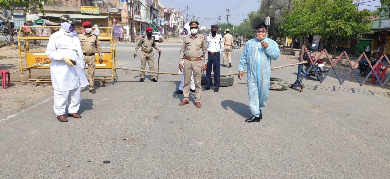 शहीद भगत सिंह चौराहे पर किट पहनकर चेकिंग करने जाते पुलिसकर्मी
