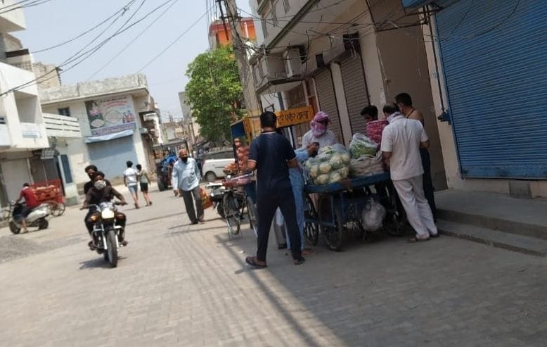 सब्जी की रेहड़ी पर जुटी भीड़ सब्जी की रेहड़ी पर जुटी भीड़