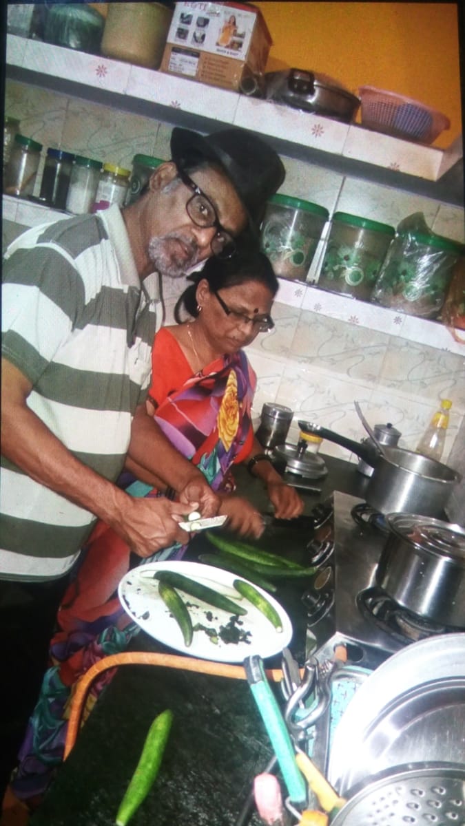 बीएचईएल निवासी जगदीश लाल रसोई में सब्जी काटते हुए। बीएचईएल निवासी जगदीश लाल रसोई में सब्जी काटते हुए।
