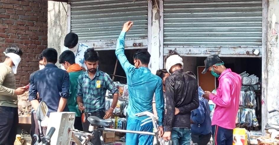मोबाइल दुकान का खुला आधा शटर मोबाइल दुकान का खुला आधा शटर