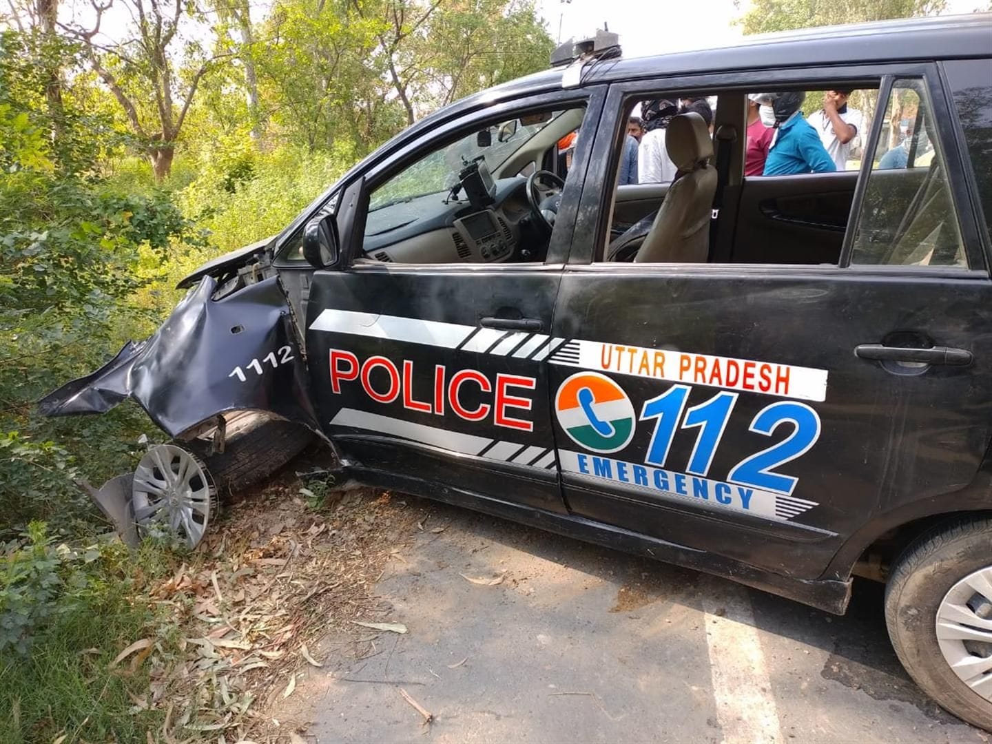 पुलिया से टकरा कर क्षतिग्रस्त यूपी 112 की गाड़ी। पुलिया से टकरा कर क्षतिग्रस्त यूपी 112 की गाड़ी।