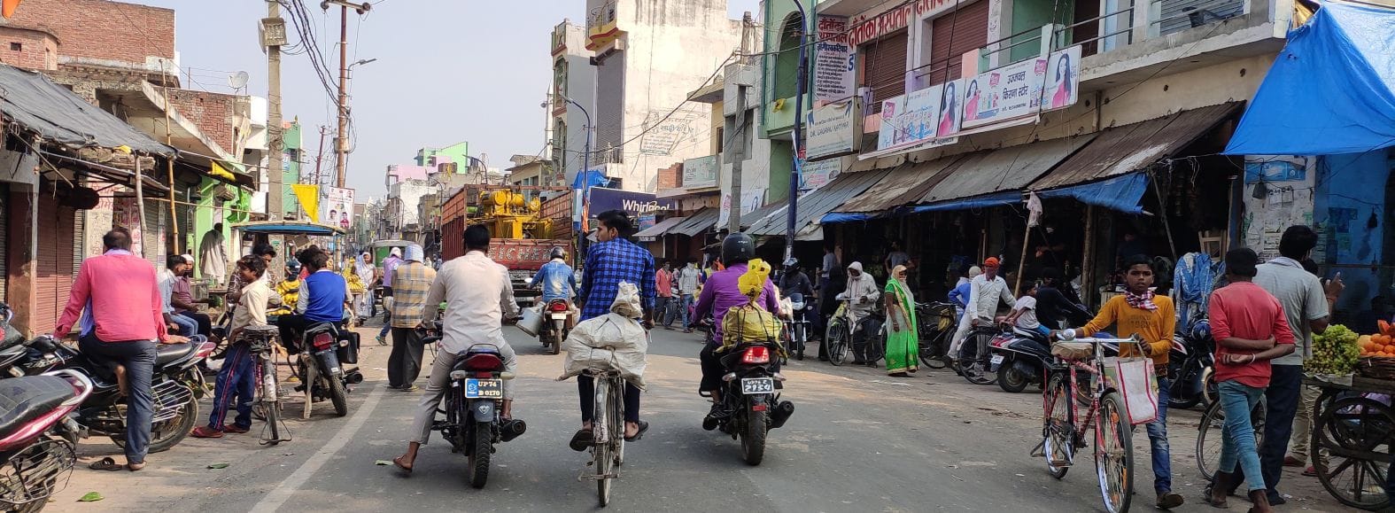 कमालगंज कसबा के मुख्य मार्ग पर लगी भीड़ और खुली दुकानें। संवाद कमालगंज कसबा के मुख्य मार्ग पर लगी भीड़ और खुली दुकानें। संवाद