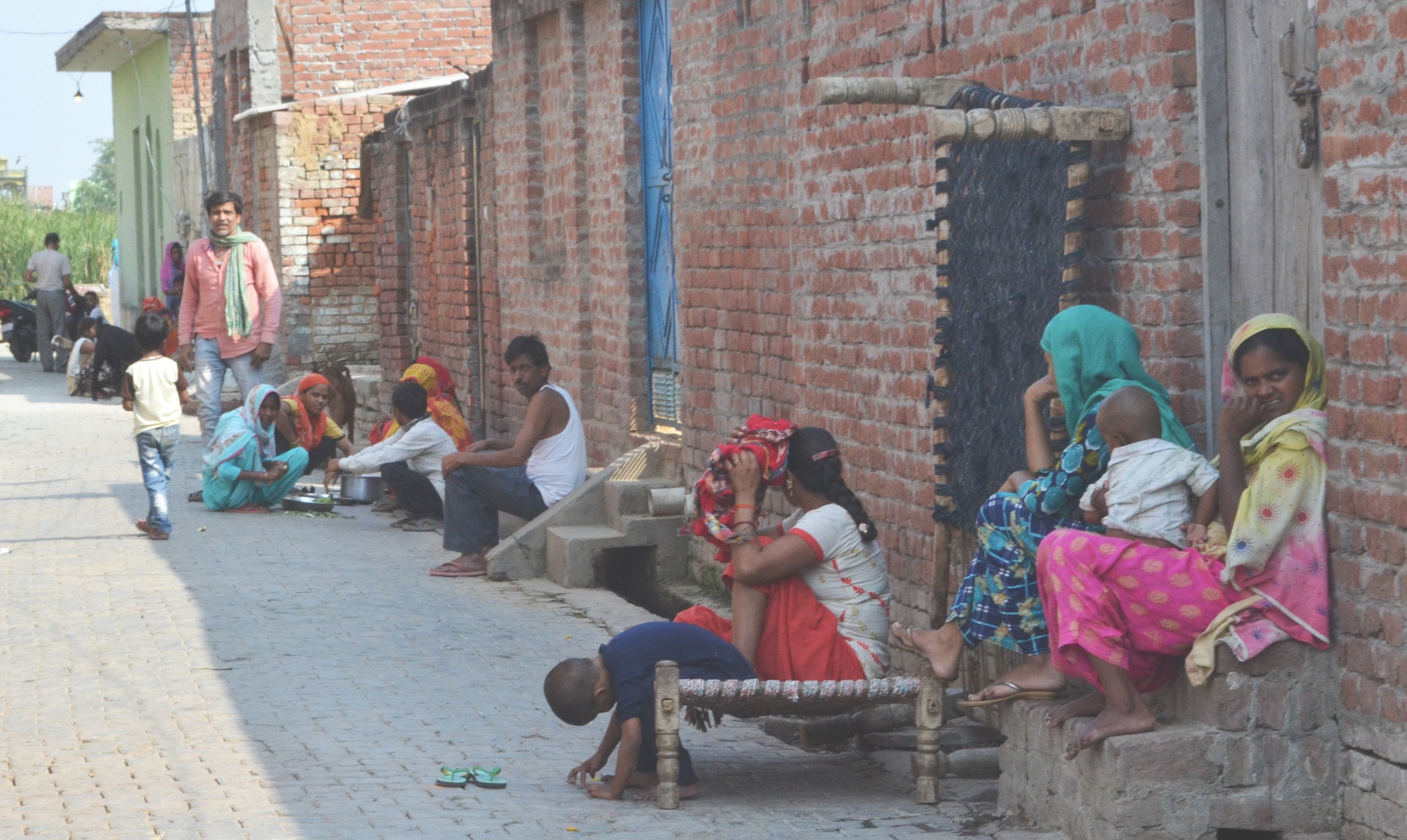 मोहल्ला भूतेश्वर रोड पर घर के बाहर बैठे लोग। संवाद मोहल्ला भूतेश्वर रोड पर घर के बाहर बैठे लोग। संवाद