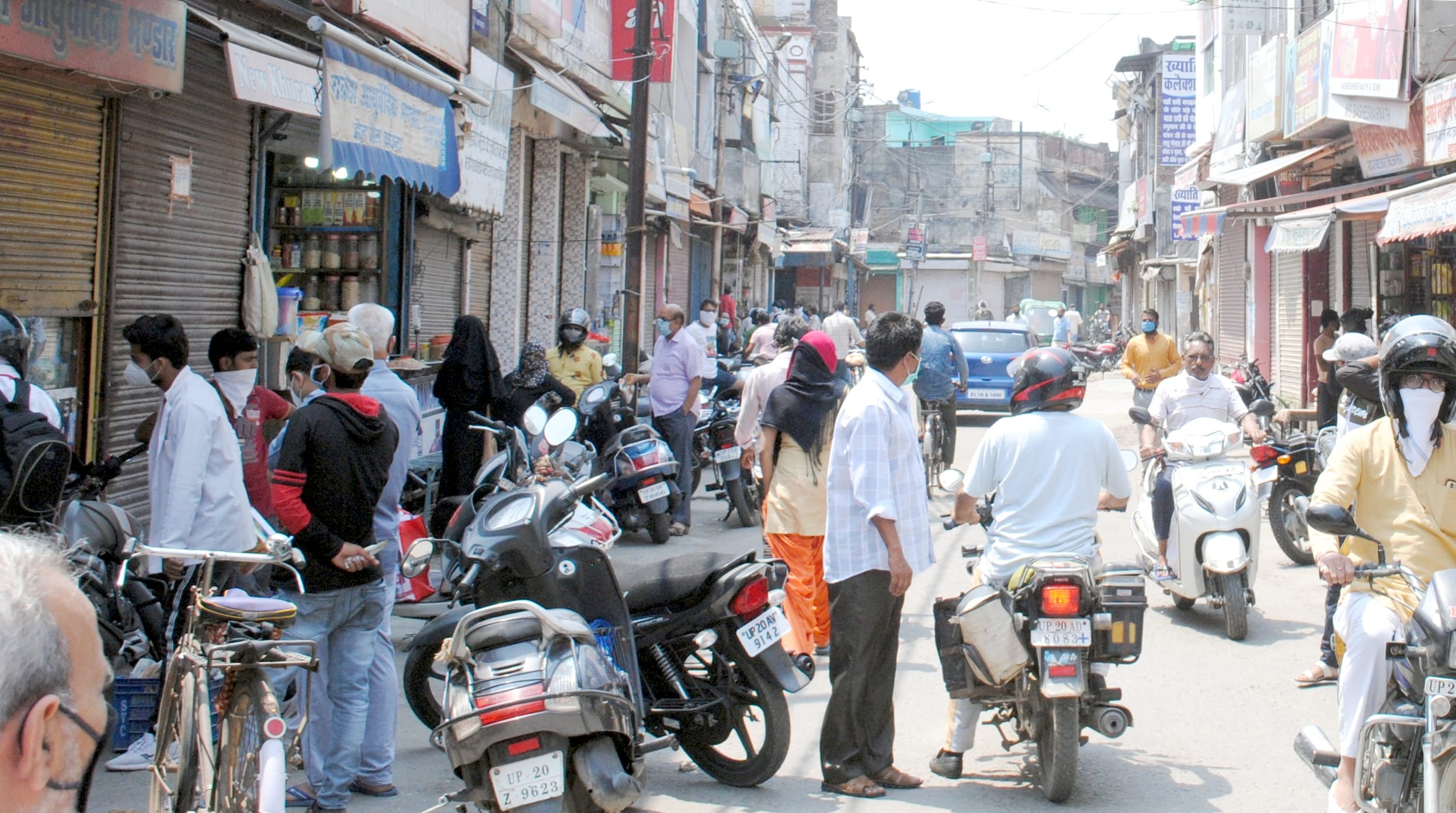 बिजनौर में मुख्य बाजार में भी काफी रही भीड़। बिजनौर में मुख्य बाजार में भी काफी रही भीड़।