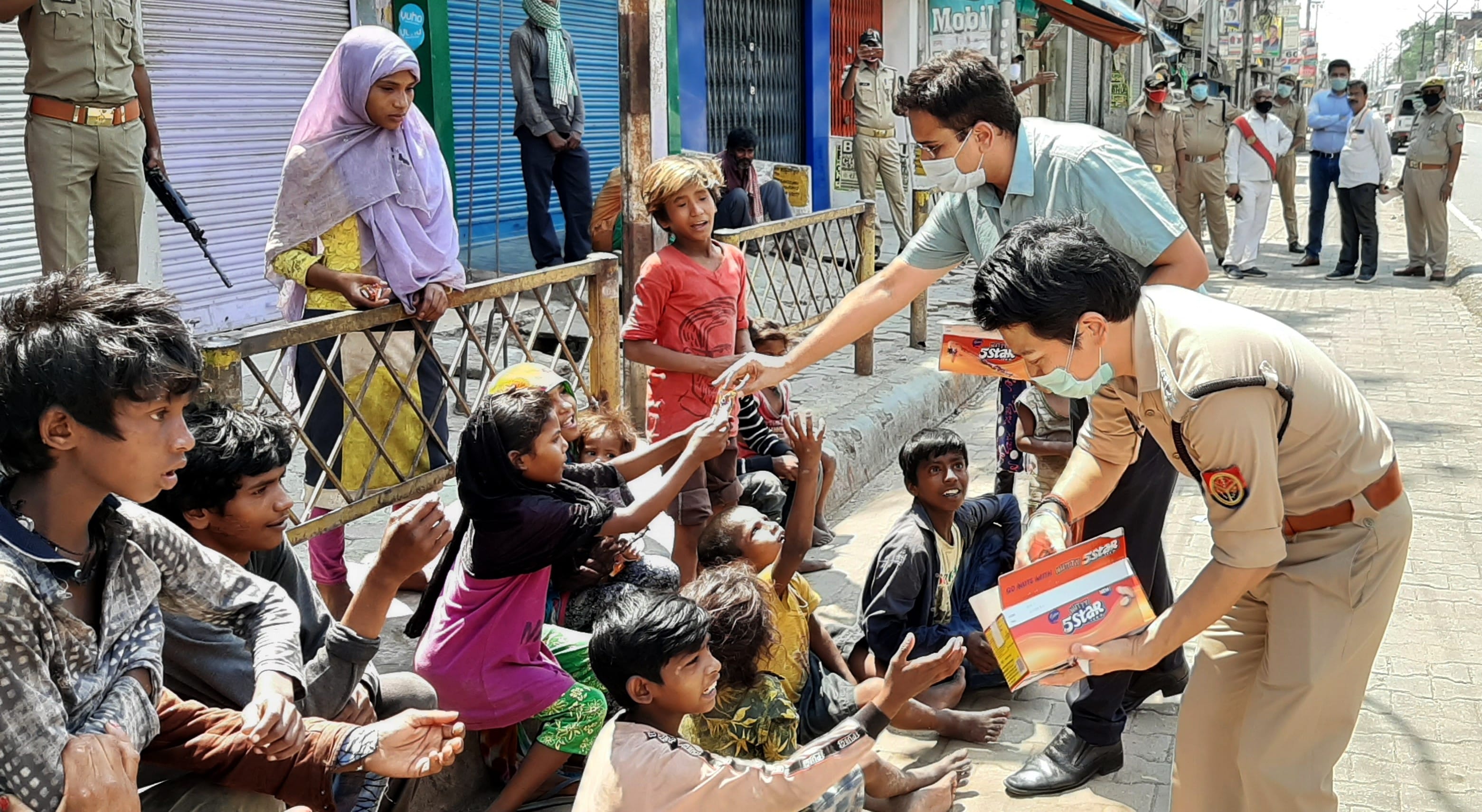 पीडीडीयू नगर में बच्चों में चॉकलेट वितरित करते डीएम नवनीत सिंह चहल व एसपी हेमंत कुटियाल। पीडीडीयू नगर में बच्चों में चॉकलेट वितरित करते डीएम नवनीत सिंह चहल व एसपी हेमंत कुटियाल।
