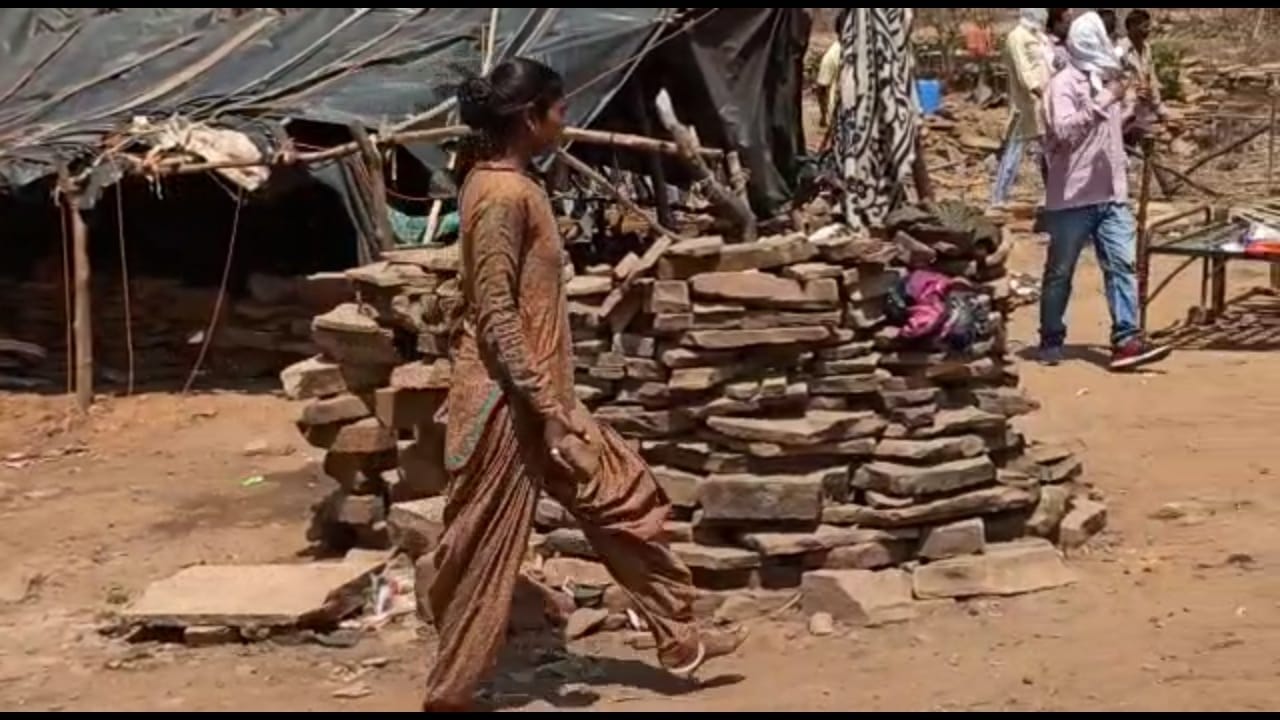 हाथ में पत्थर लेकर जाती युवती