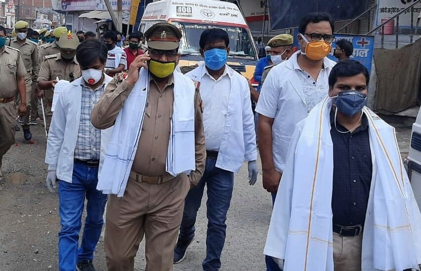 रानी की सराय में सम्मानित किये गये पुलिस और स्वास्थ्य कर्मी। रानी की सराय में सम्मानित किये गये पुलिस और स्वास्थ्य कर्मी।
