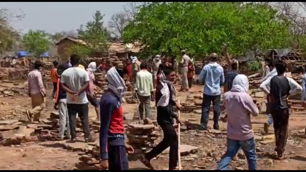 हुजूम लगाए ग्राम धौर्रा के लोग