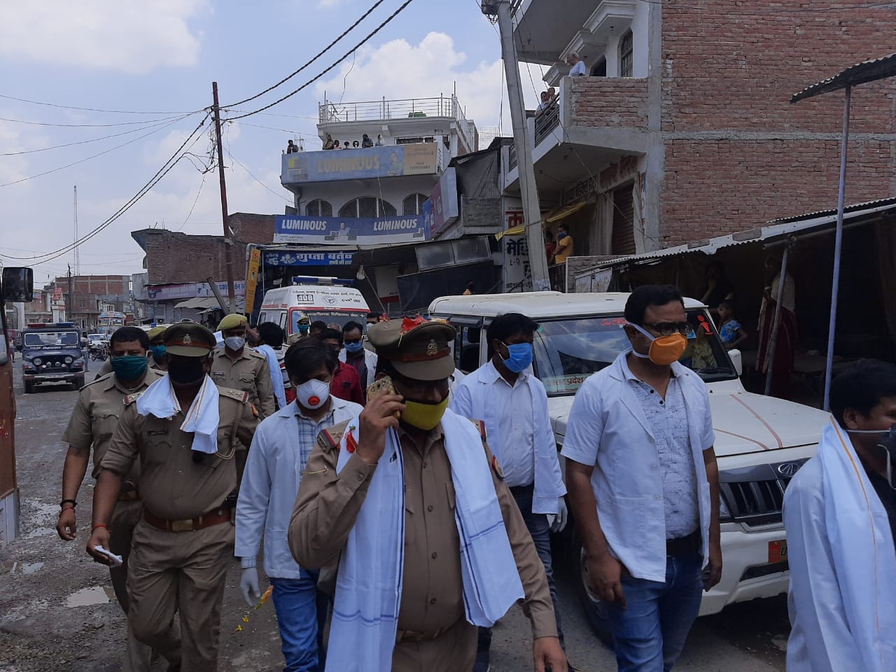 नियमों की धज्जियां उड़ाकर रानी की सराय में निकाला गया जुलूस, पुलिस ने कराया अपना सम्मान। नियमों की धज्जियां उड़ाकर रानी की सराय में निकाला गया जुलूस, पुलिस ने कराया अपना सम्मान।