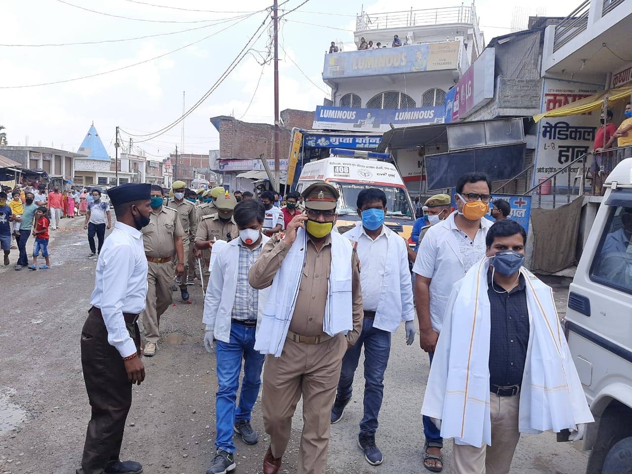 नियमों की धज्जियां उड़ाकर रानी की सराय में निकाला गया जुलूस, पुलिस ने कराया अपना सम्मान। नियमों की धज्जियां उड़ाकर रानी की सराय में निकाला गया जुलूस, पुलिस ने कराया अपना सम्मान।