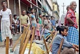 रोजगार को तरस गए मजदूर, सड़कों पर भटकने को मजबूर labour