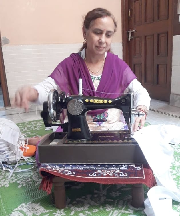 बिजनौर में मास्क बनाती शिक्षिका। बिजनौर में मास्क बनाती शिक्षिका।