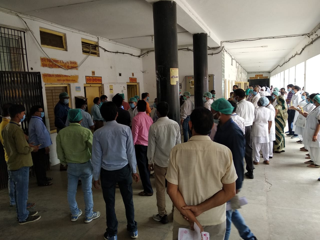 जिला अस्पताल में सोशल डिस्टेसिंग का माखौल उड़ा भत्ता कटौती का विरोध करते कर्मचारी। जिला अस्पताल में सोशल डिस्टेसिंग का माखौल उड़ा भत्ता कटौती का विरोध करते कर्मचारी।