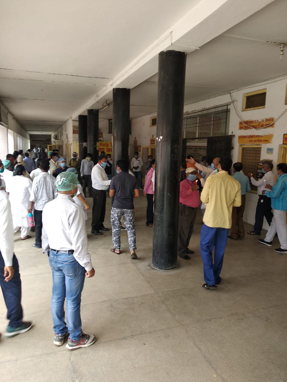 जिला अस्पताल में सोशल डिस्टेसिंग का माखौल उड़ा भत्ता कटौती का विरोध करते कर्मचारी। जिला अस्पताल में सोशल डिस्टेसिंग का माखौल उड़ा भत्ता कटौती का विरोध करते कर्मचारी।