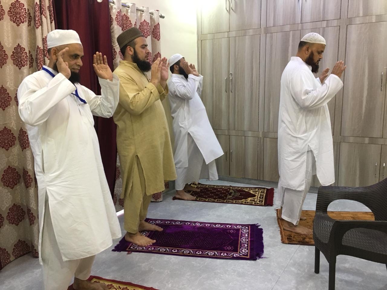 घरों पर रहकर सोशल डिस्टेंस का पालन करते हुए जुमे की नमाज अदा करते मुस्लिम समाज के लोग। घरों पर रहकर सोशल डिस्टेंस का पालन करते हुए जुमे की नमाज अदा करते मुस्लिम समाज के लोग।