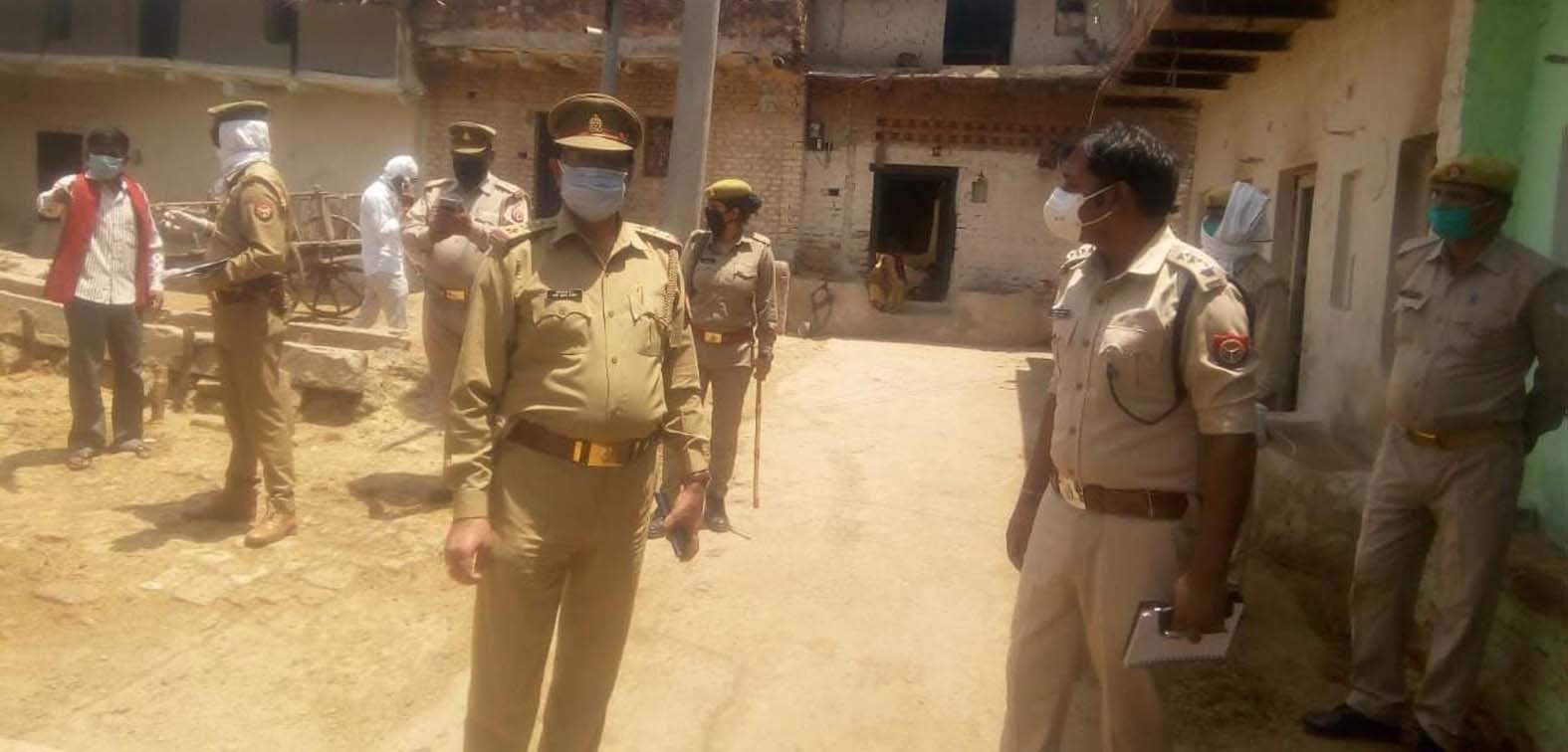 पॉजिटिव मिले युवक के रहूसत गांव को सील करती पुलिस।