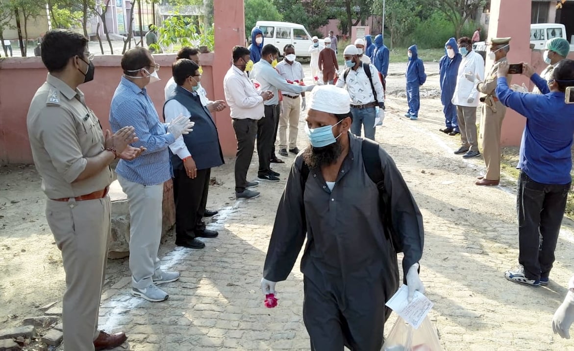 हल्दौर में सामुदायिक स्वास्थ्य केंद्र से कोरोना से मुक्त मरीजों को गुलाब का फूल देकर उनका स्वाग? हल्दौर में सामुदायिक स्वास्थ्य केंद्र से कोरोना से मुक्त मरीजों को गुलाब का फूल देकर उनका स्वाग?