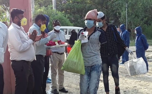 हल्दौर में सामुदायिक स्वास्थ्य केंद्र से कोरोना से मुक्त मरीजों को गुलाब का फूल देकर उनका स्वाग? हल्दौर में सामुदायिक स्वास्थ्य केंद्र से कोरोना से मुक्त मरीजों को गुलाब का फूल देकर उनका स्वाग?