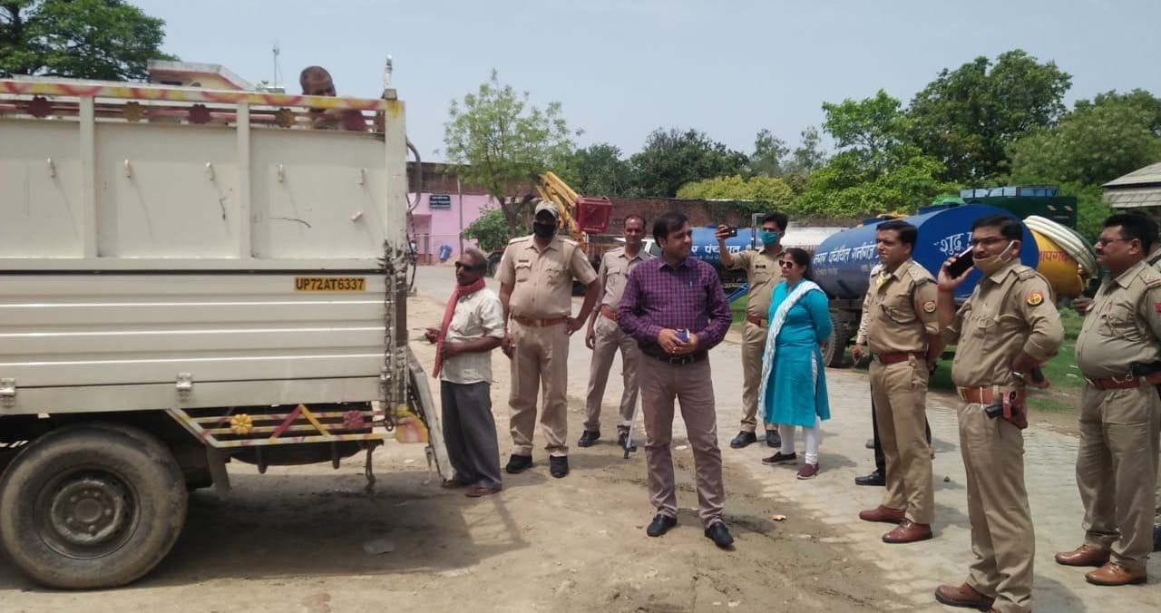 Raniganj police caught eight sack gutkha, two cardboard cigarettes Raniganj police caught eight sack gutkha, two cardboard cigarettes
