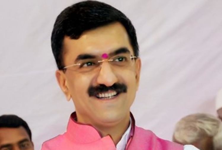 Maharashtra Videos Of Some Policemen Being Attacked Emerge Govt Assure  Attackers Will Be Arrested Soon - महाराष्ट्र: पुलिसवालों पर हमले के वीडियो  आए सामने, मंत्री बोले- सख्त कार्रवाई ...