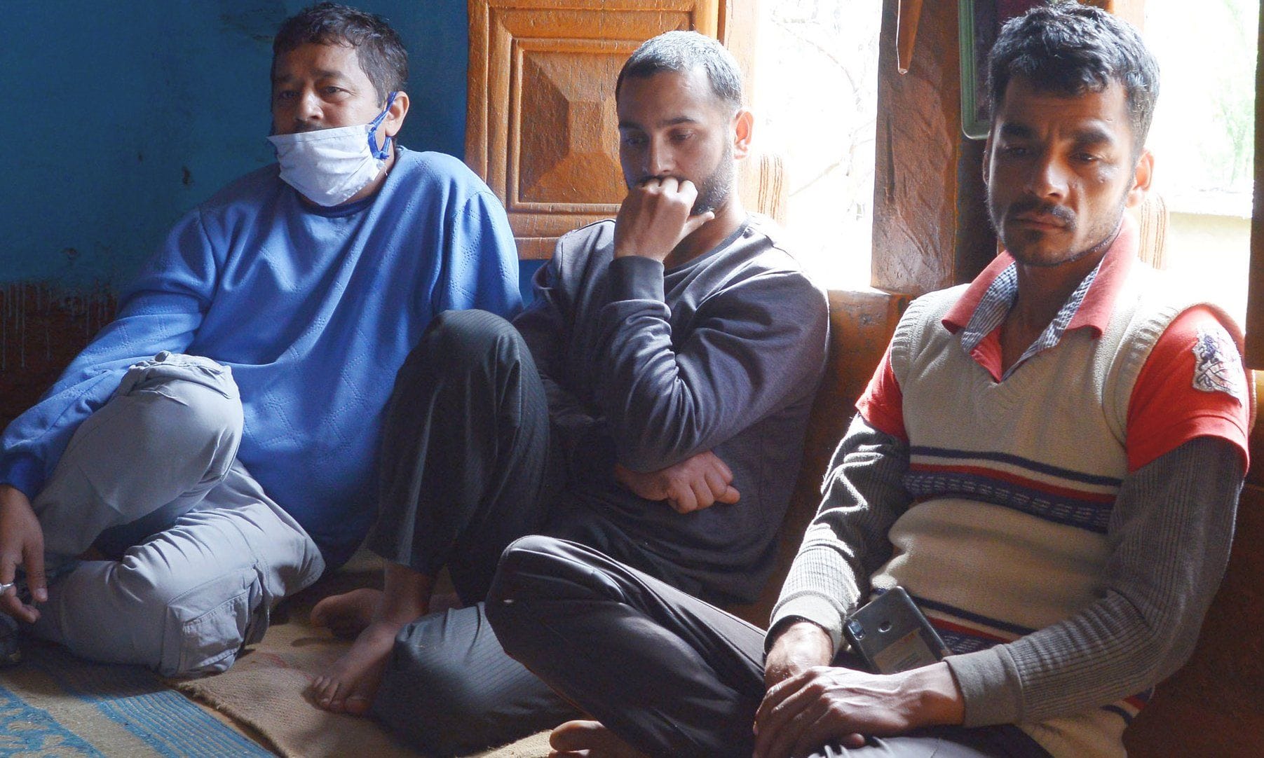 शहादत की सूचना के बाद नापड़ गांव में गमगीन बैठे शहीद गोकर्ण सिंह के परिजन। संवाद न्यूज एजेंसी