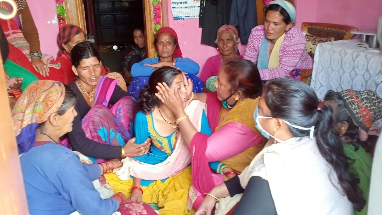 गंगोलीहाट के नाली में शहीद शंकर सिंह की पत्नी के आंसू पोछती विधायक मीना गंगोला। संवाद गंगोलीहाट के नाली में शहीद शंकर सिंह की पत्नी के आंसू पोछती विधायक मीना गंगोला। संवाद