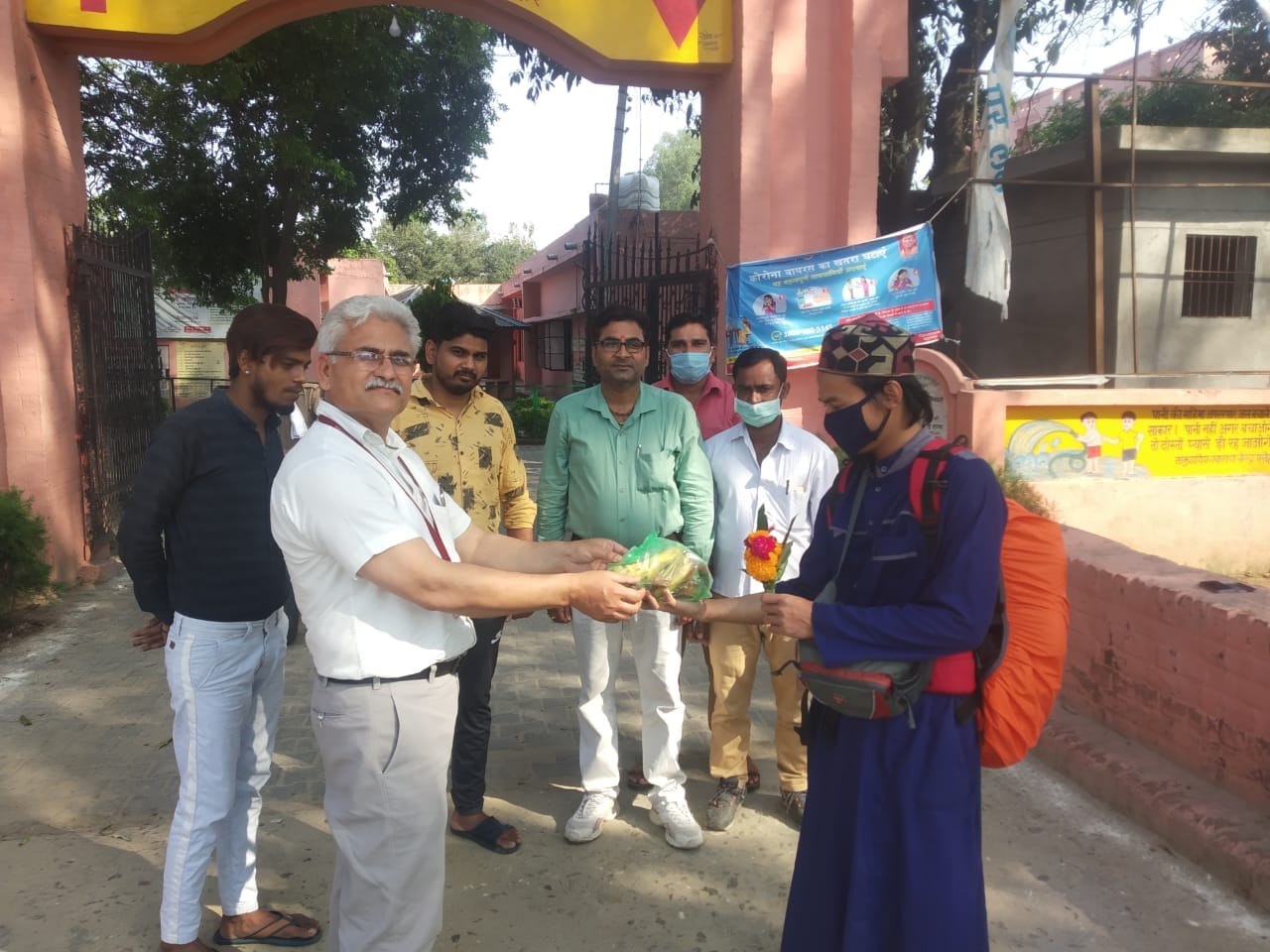 फतेहपुर कोविड-19 अस्पताल से इंडोनेशियाई जमाती को विदाई देते इंचार्ज डा नवदीप गुप्ता