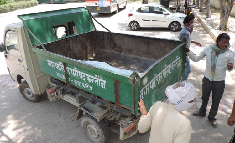 मानवता की हत्या... कन्नौज के जिला अस्पताल में आत्महत्या करने वाले पशु चालक के शव को पोस्टमार्टम हा?